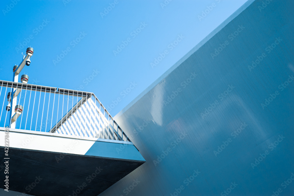 Eine kleine Brücke in Kopenhagen, Dänemark, welche ästethisch in Szene gesetzt wurde. Im Kontrast dazu der blaue Himmel.