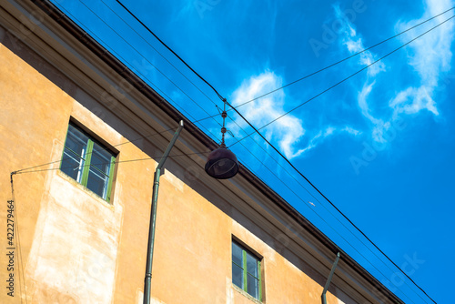 Architektur in Kopenhagen, Dänemark, mit blauem Himmel als Kontrast, in der eine Möwe fliegt. 