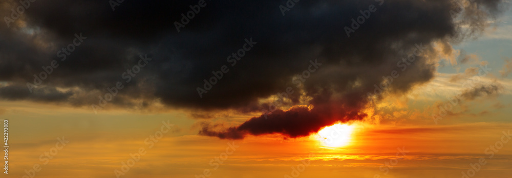 Fototapeta premium Beautiful sunset clouds orange background