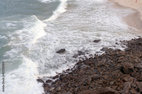 Onda nas rochas da praia