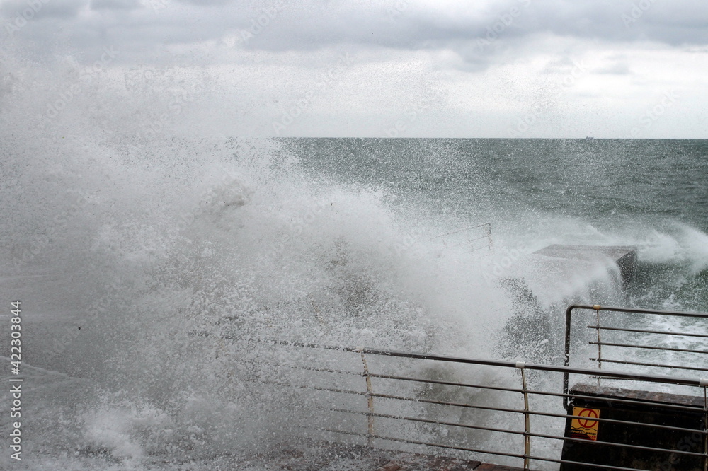 Fototapeta premium strong waves crash on the shore