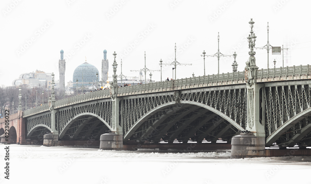 Fototapeta premium Trinity Bridge on a winter day. Petersburg