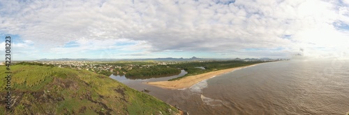 Fotografia aérea da região da Foz do Rio Jucu, na Barra do Jucu, Vila Velha, Espírito Santo, Brasil.