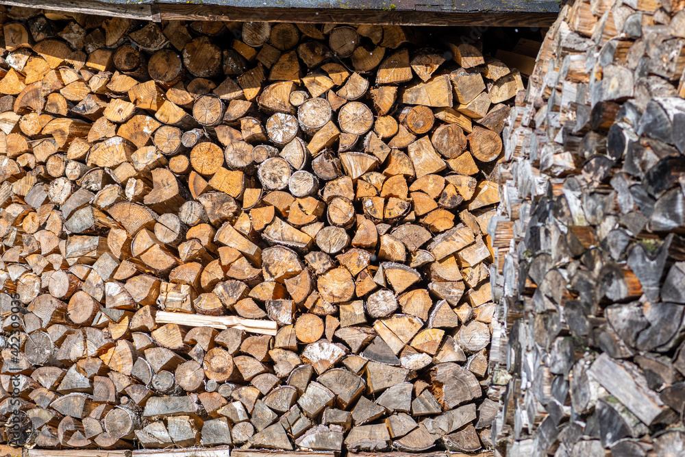 Structure or pile composed of blocks, pieces or logs of wood in winter or spring with snow. The art of stacking wood for drying and storage Structure or pile composed of blocks, pieces or logs of wood in winter or spring with snow. The art of stacking wood for drying and storage
