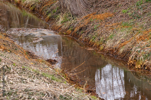 Schmutziger Bach mit eisenhaltigem Wasser photo