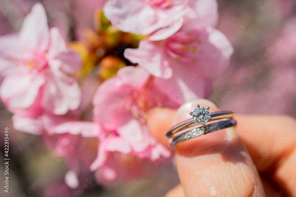 桜の花と結婚指輪 桜の花と結婚指輪