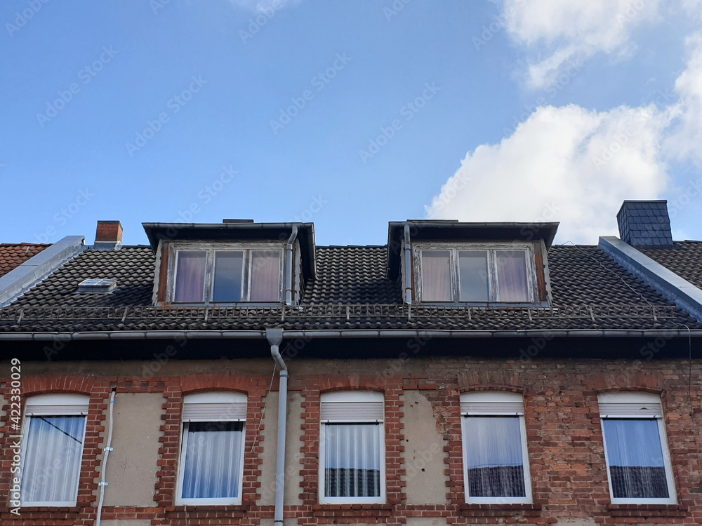 Altes Dach mit alten Fenstern