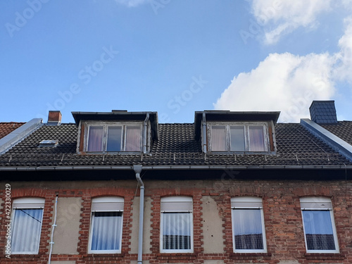 Altes Dach mit alten Fenstern © zeralein