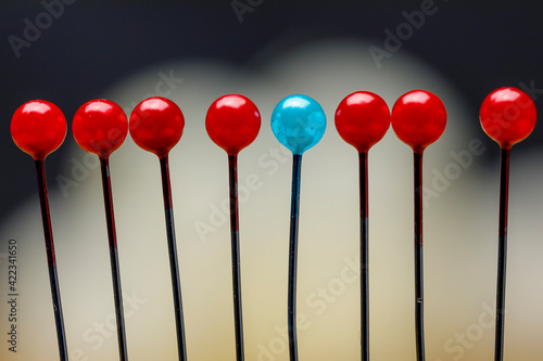 Foto Nadeln mit Plastikkugeln mit Fokus auf die türkisfarbene Kugel