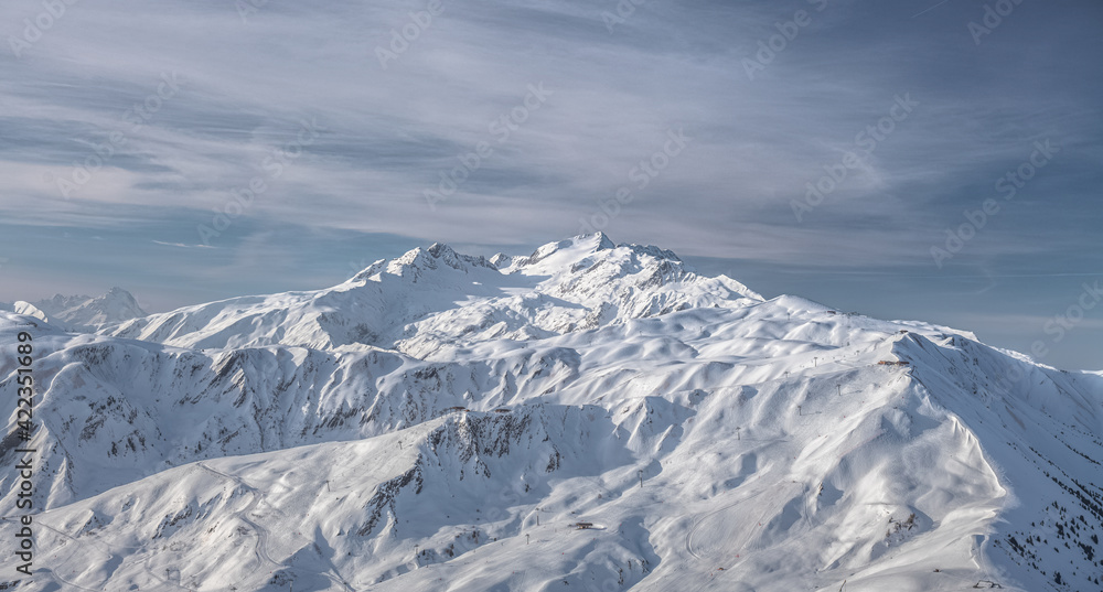 Paysage de Montagne en station de ski de La Toussuire, vue sur les Sybelles de bon matin au levé du soleil