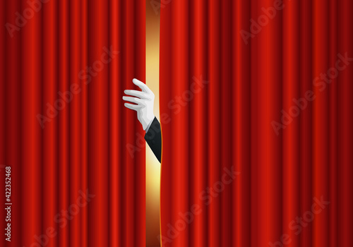Concept du spectacle et du divertissement, avec une main qui ouvre le rideau rouge d’une scène de théâtre.