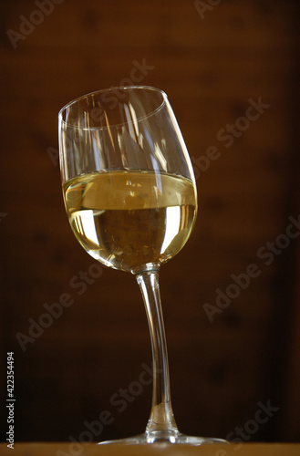 Weinglas mit gebogenem Stiel