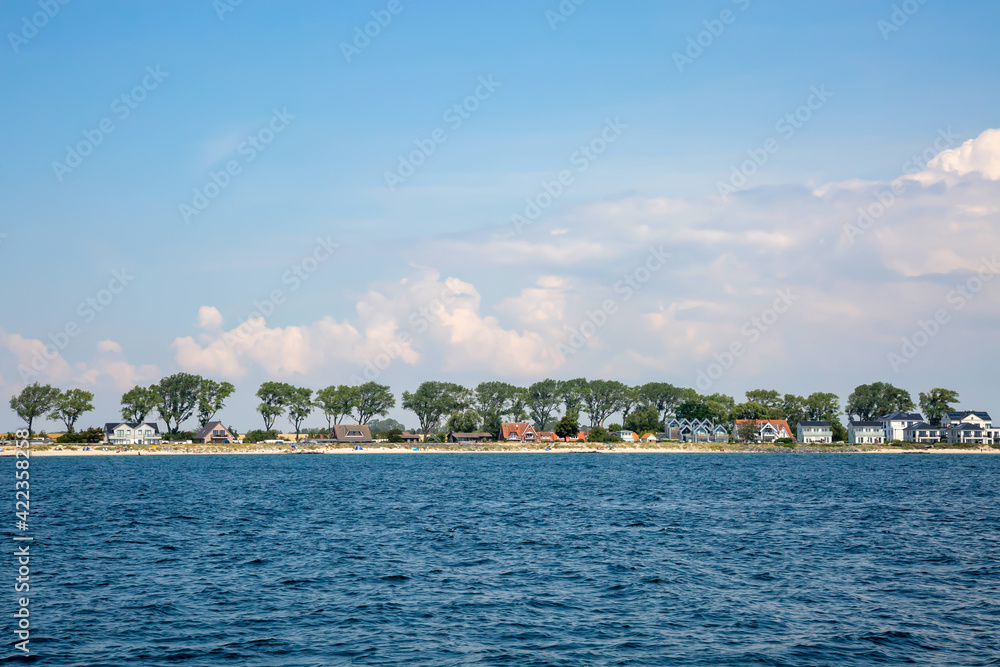 Strand mit Ferienhäusern Fehmarnsund auf Fehmarn an der Ostsee