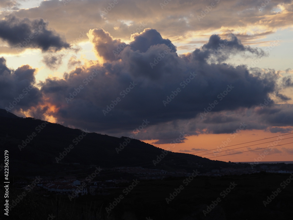 Obraz premium Atardecer en las proximidades de Castro Urdiales, España.