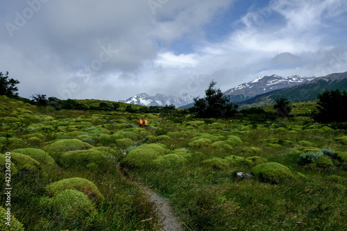 Zwei Wanderer auf dem Wanderweg vom Camping Seron zum Refugio Dickinson auf dem O-Trek im Torres del Paine Nationalpark  , Chile 