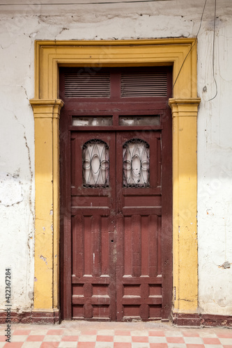 old wooden door in nicaragua © Hans Hansen