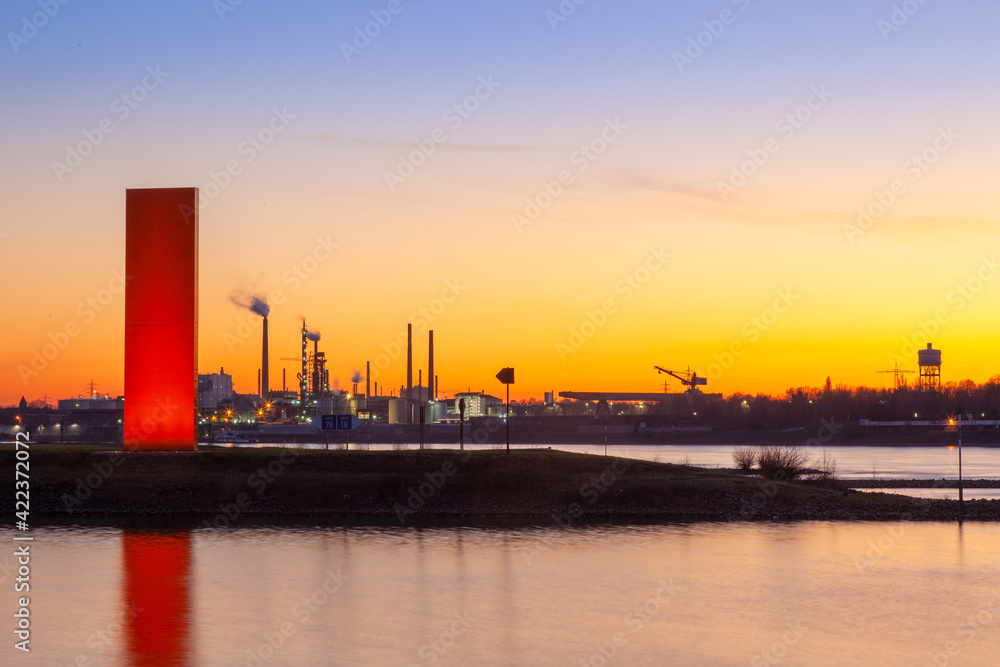 Obraz premium Landmarke Rheinorange bei Sonnenuntergang