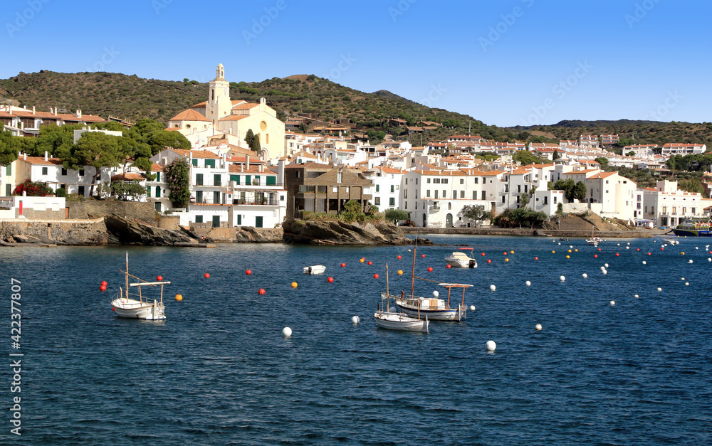 Cadaqués, petit port aux maisons blanches sur le littoral de Catalogne.