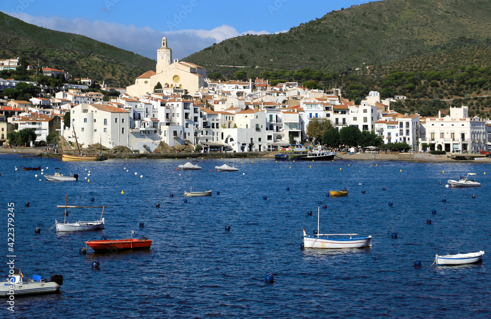 Cadaqués, petit port aux maisons blanches sur le littoral de Catalogne.