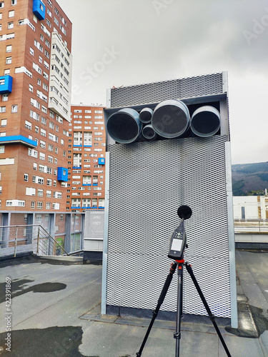 Mediciones de ruido ambiental por salida de ventilación en cubierta de edificio terciario photo