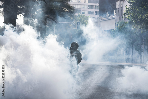 Foto Riot Police Amid Tear Gas