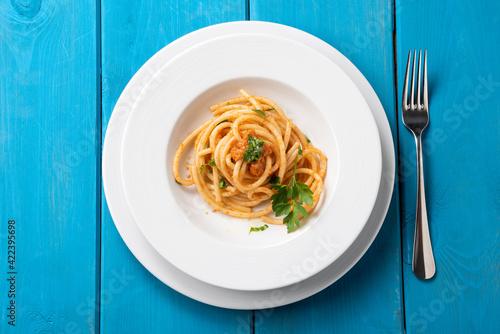 Piatto di deliziosi bucatini con polpa di ricci di mare, Cucina Italiana  photo