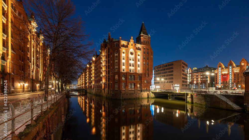 Speicherstadt in Hamburg zur blauen Stunde