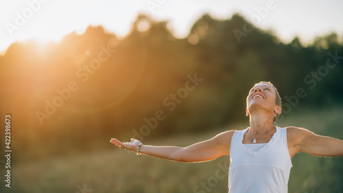 Foto Embracing the positive energy with open arms