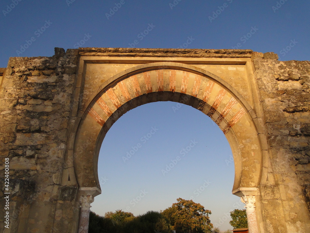 Arco de herradura iluminado al atardecer en las ruinas hispano musulmanas de Medina Azahara, España