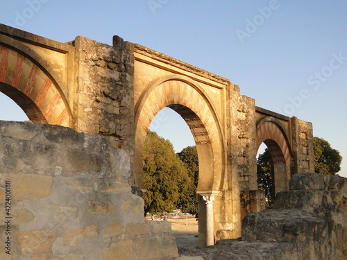 Arcos de herradura con bajorrelieves iluminados por el sol del atardecer en las ruinas hispano musulmanas de Medina Azhara
