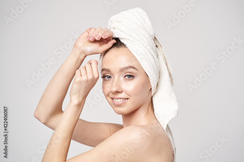 Uśmiechnięta kobieta w ręczniku
