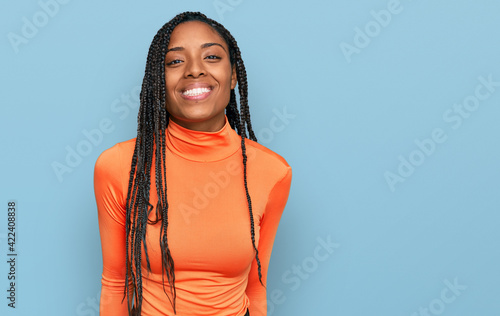Fotografi African american woman wearing casual clothes looking positive and happy standin