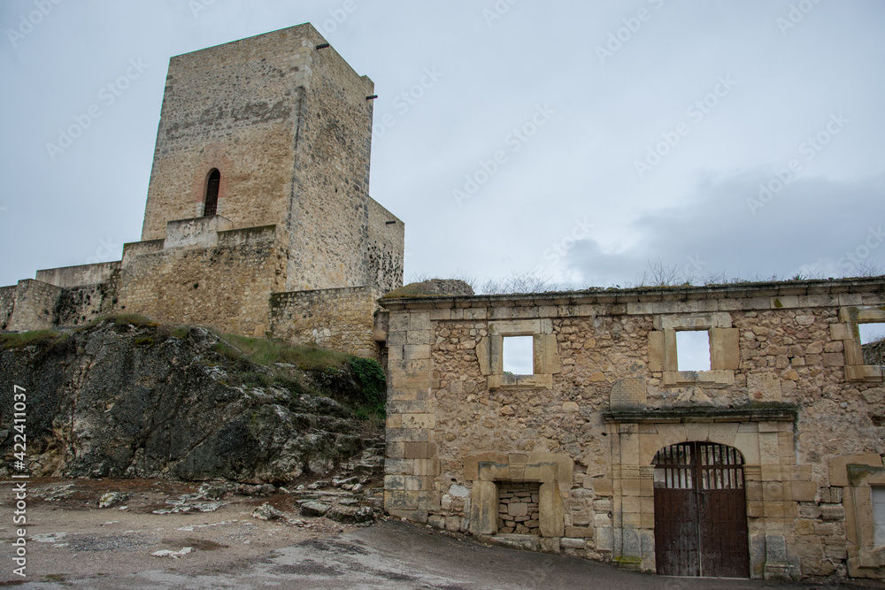 Casa solariega en ruinas y torre del Castillo de Uclés, España