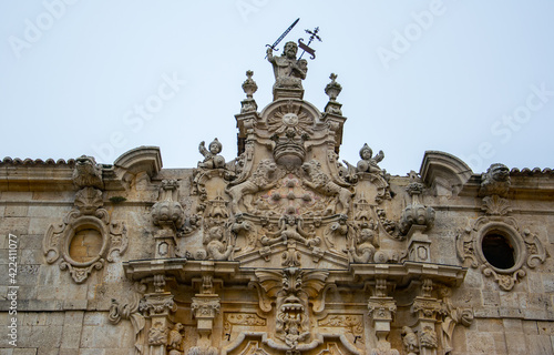 Detalle del remate escultórico de la fachada del monasterio de Uclés, España