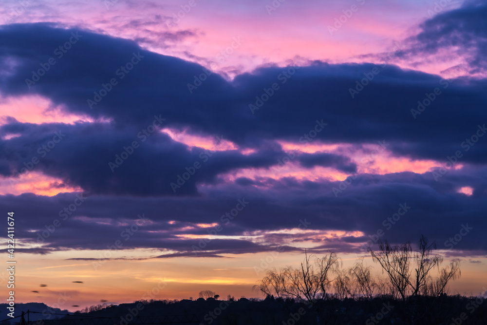 Obraz premium Allassac (Corrèze, France) - Coucher de soleil nuageux