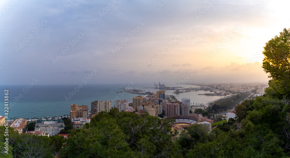 Obraz premium Panorámica de la ciudad de Málaga desde el castillo de Gibralfaro al atardecer con el mar Mediterráneo