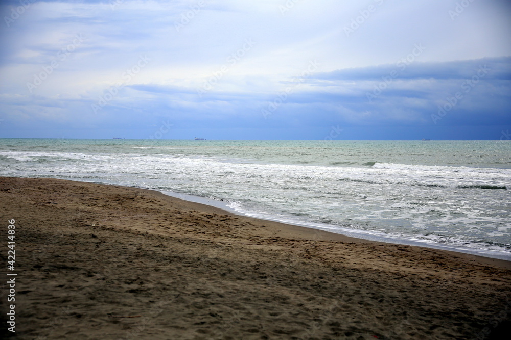 Overview of the stormy sea from the beach