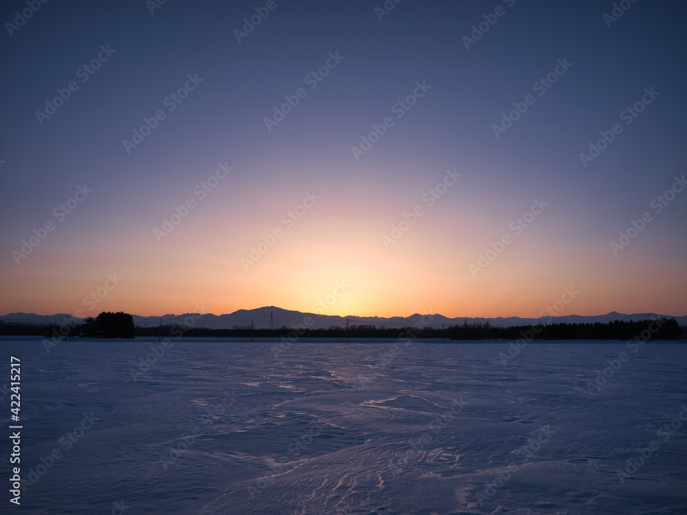 Naklejka premium 雪原と夕焼け