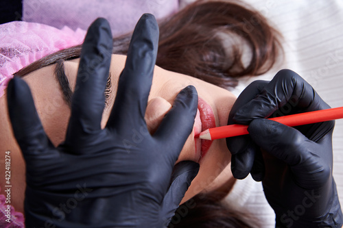 Фотография Closeup shot of a woman preparing to undergo the procedure of lip blushing with