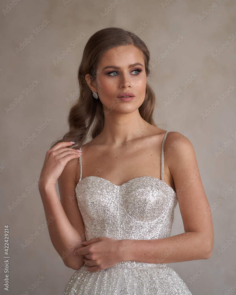 Portrait og young beautiful woman wearing white wedding bridel
