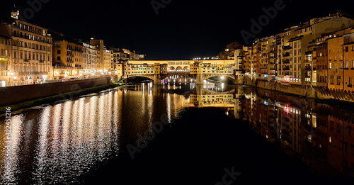 Puente Viejo nocturno en Florencia Italia