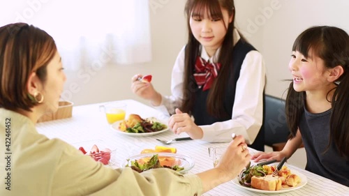 談笑しながら朝食を食べる日本人親子