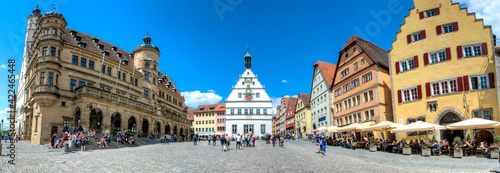 Der Marktplatz in der historischen Altstadt von Rothenburg ob der Tauber