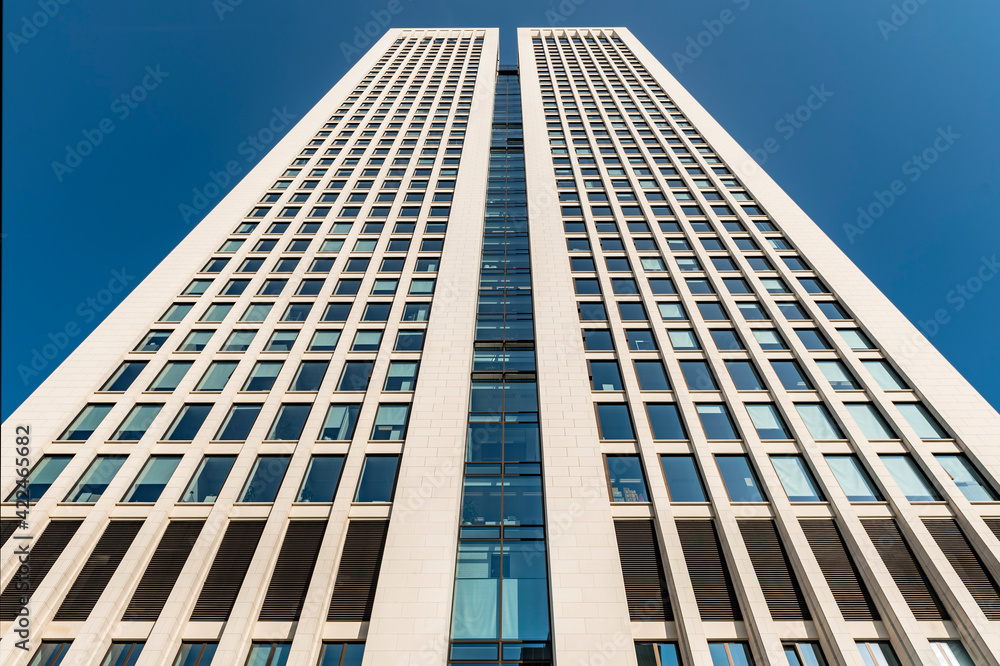 Ein sich symmetrisch verjüngendes Hochhaus aus der Froschperspektive Ein sich symmetrisch verjüngendes Hochhaus aus der Froschperspektive
