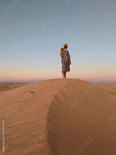Young man posing in the desert of Tunisia © Jennifer