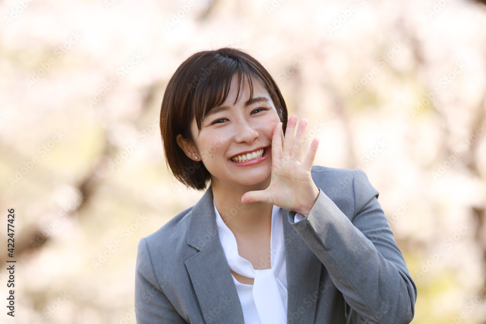 声援を送る女性社員 声援を送る女性社員