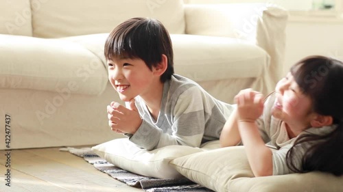 リビングの床に寝転びくつろぐ男の子と女の子