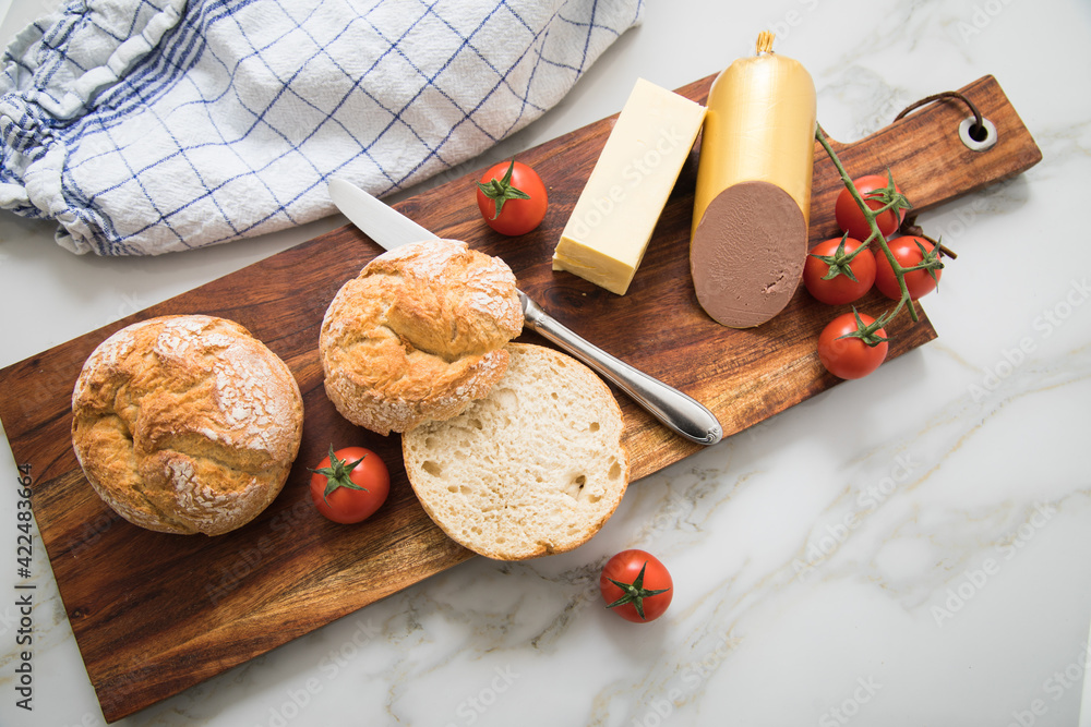 Feine Leberwurst aus Kalb und Schwein mit Weizen Rosen Brötchen ... Feine Leberwurst aus Kalb und Schwein mit Weizen Rosen Brötchen ...