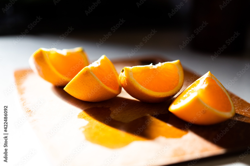 4つに切ったオレンジ
