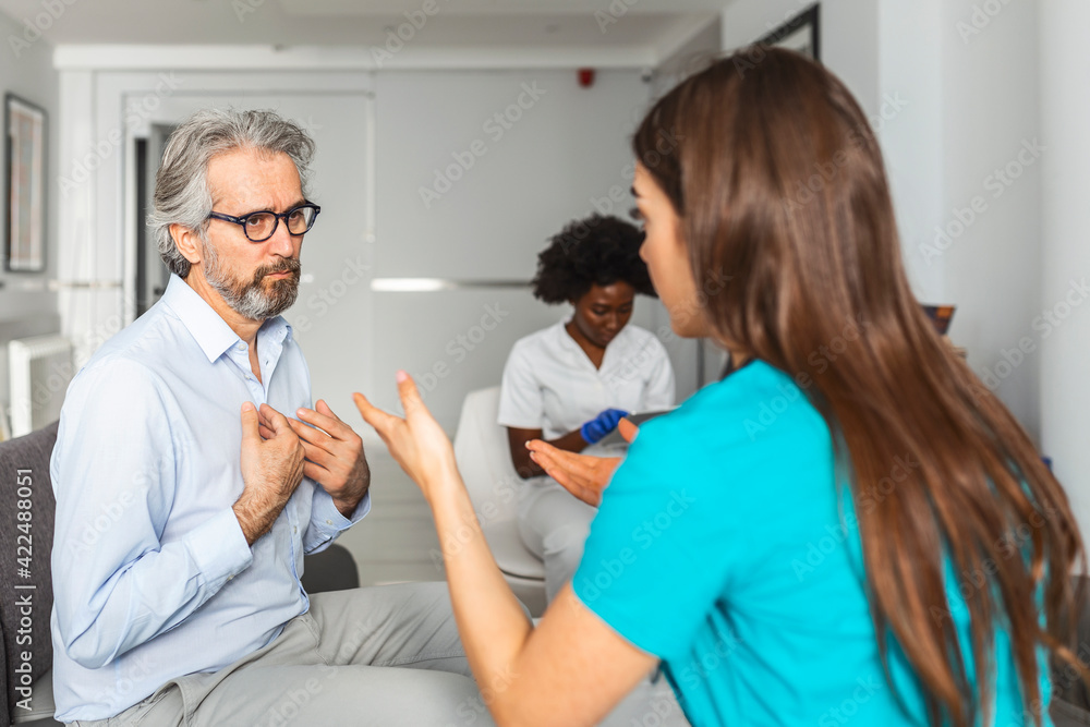 Obraz premium Patient visits doctor at the hospital. Concept of medical healthcare and doctor staff service.